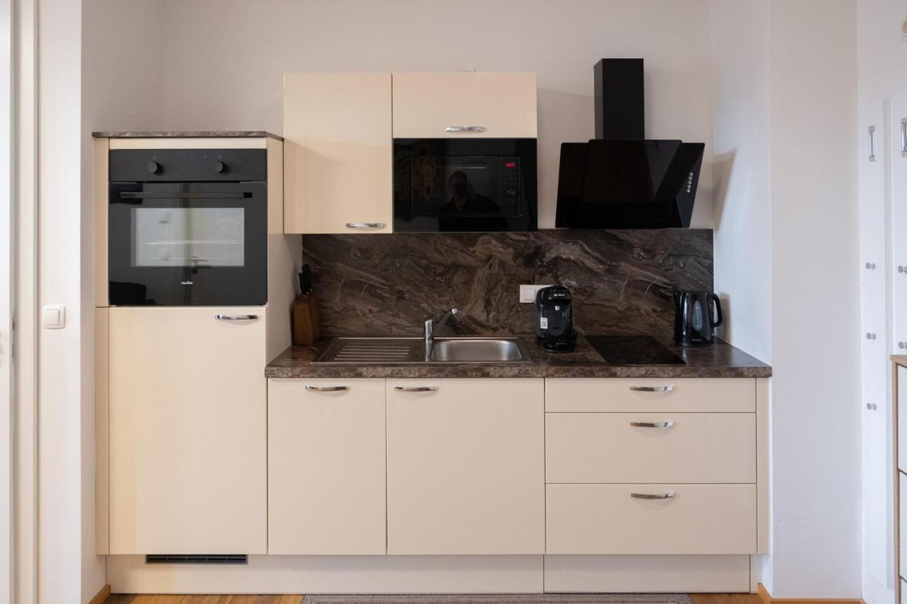 Modern Apartment W/ Cozy Balcony Near City Center Bécs Kültér fotó