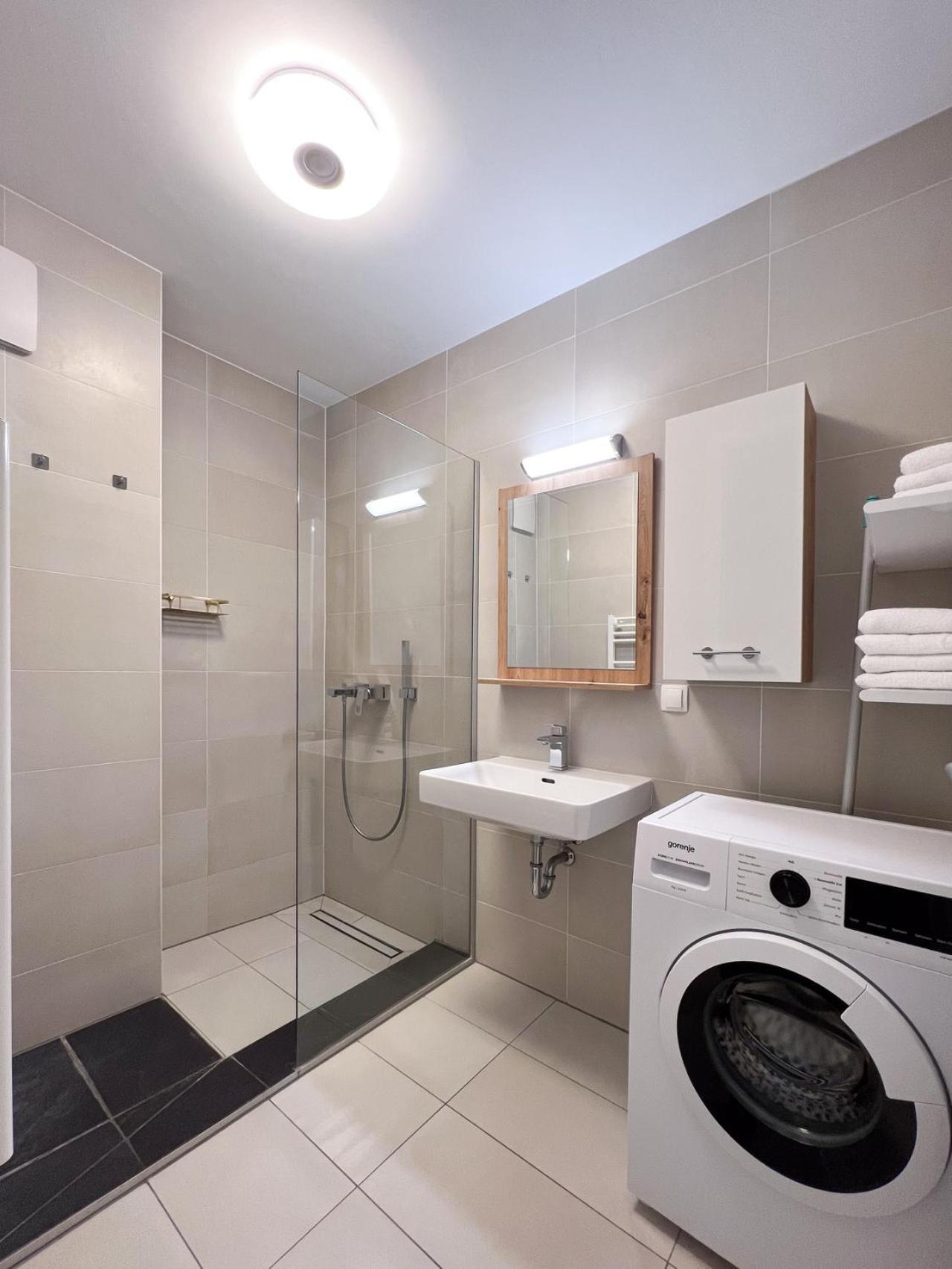 Modern Apartment W/ Cozy Balcony Near City Center Bécs Kültér fotó