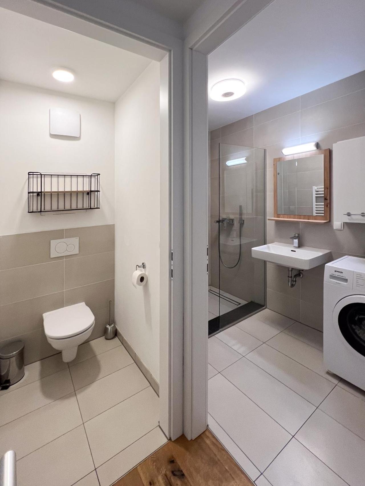 Modern Apartment W/ Cozy Balcony Near City Center Bécs Kültér fotó